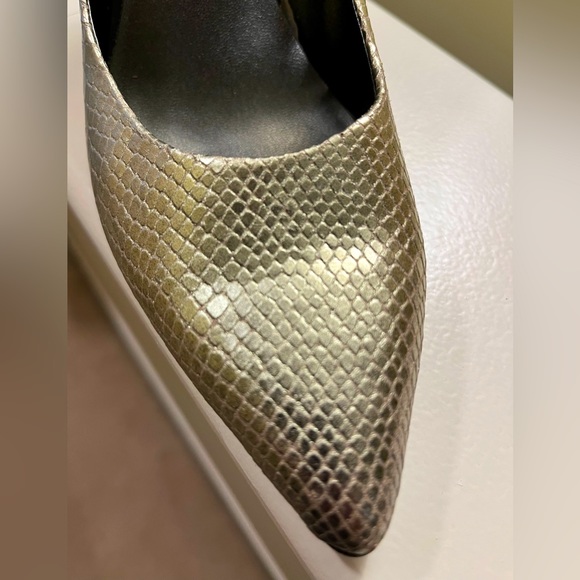 Nine West high heel shoe in subdued gold snake detail. Classic and sexy ! - Picture 2 of 8